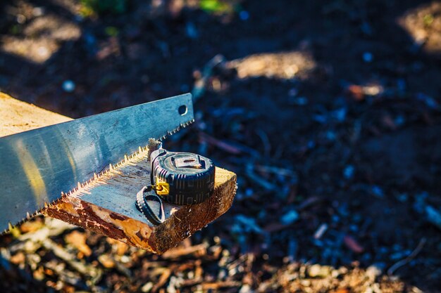 Vu avec un ruban à mesurer de construction sur une planche de bois.