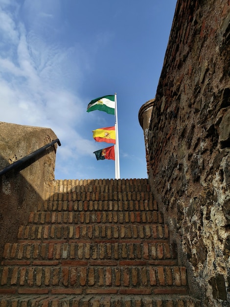 Photo vue de 3 drapeaux en andalousie espagne malaga