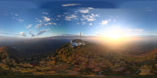 Photo vue à 360 degrés de la colline de koktobe avec la tour de télévision à almaty au kazakhstan