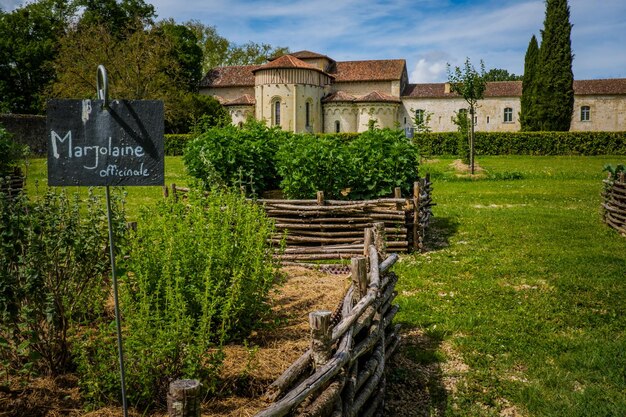 Vue sur l'abbaye romane de Flaran à partir de la reconstitution du jardin médiéval (sud de la France, Allemagne