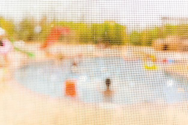 Vue abstraite floue des enfants qui jouent sur la piscine