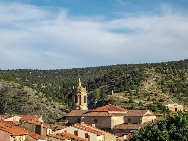 Photo vue aérienne de l'abbaye bénédictine de santo domingo de silos burgos, en espagne