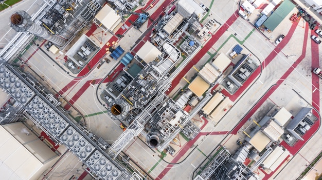 Vue aérienne aérienne d'une centrale électrique pendant la nuit, d'une raffinerie de pétrole et d'une raffinerie de gaz de soutien