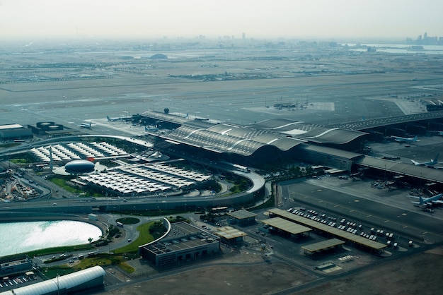 Vue aérienne de l'aéroport de Doha d'en haut