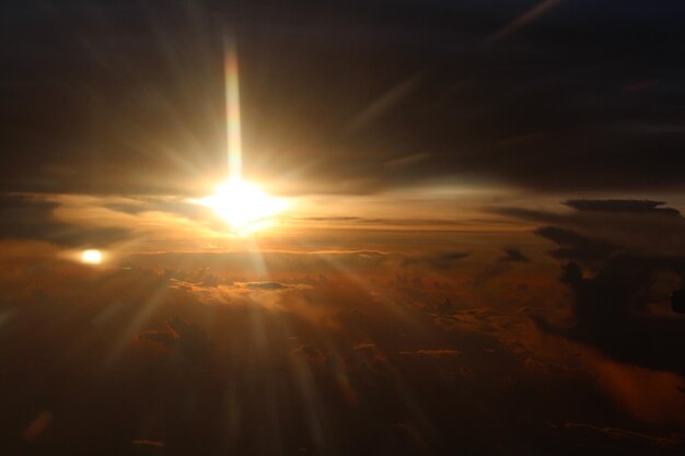 Photo vue aérienne de l'aile d'un avion contre le ciel au coucher du soleil