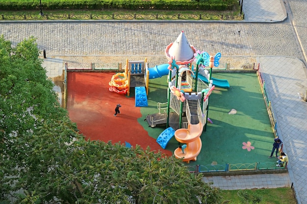 Vue aérienne d'une aire de jeux urbaine colorée pour enfants dans le parc public