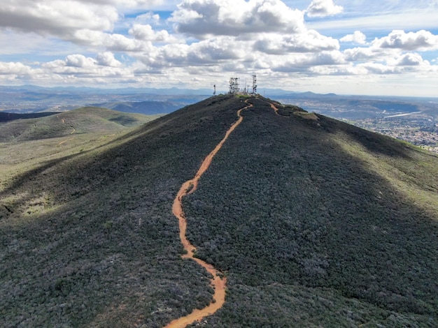 Vue aérienne des antennes de télécommunication au sommet de la montagne