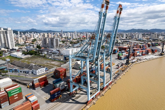 Vue aérienne d'APM Terminals Itajai et de son environnement urbain