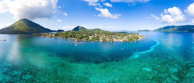 Vue aérienne de l&#39;archipel des îles Banda, Indonésie, Pulau Gunung Api, coulées de lave, plage de sable blanc du récif corallien. Destination touristique de premier choix, meilleure plongée en apnée.