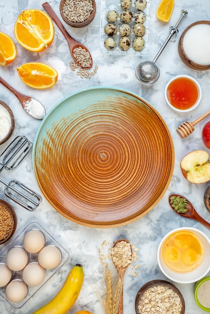 Vue Aérienne D'une Assiette Bicolore Et D'ingrédients Pour La Sélection D'aliments Sains Sur Le Côté Droit Sur Fond De Glace