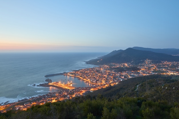 Vue aérienne au coucher du soleil de la ville de La Guardia en Galice, Espagne.