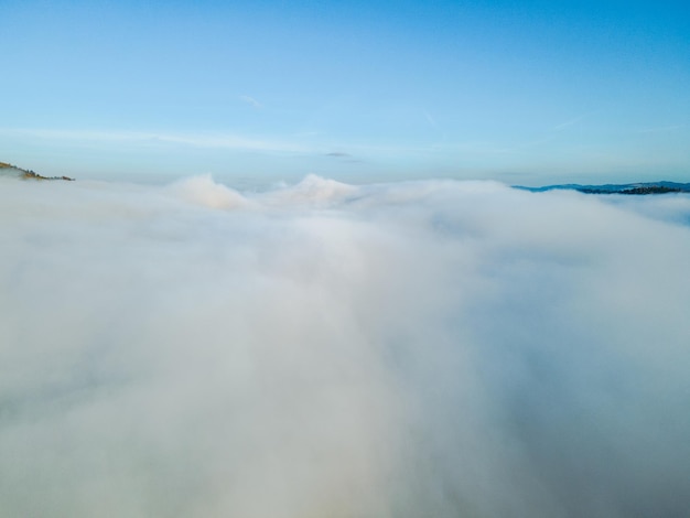 Vue aérienne au-dessus des nuages