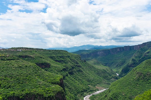 vue aérienne au sommet de la montagne de barranca de huentitan dans la ville guadalajara mexique