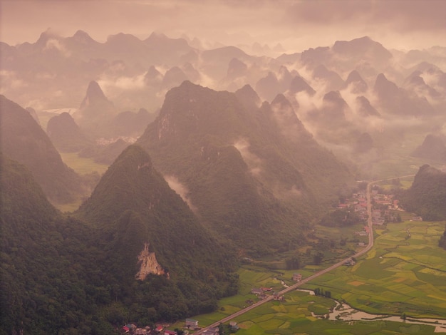 Vue aérienne de l'aube sur la montagne dans le quartier de Ngoc Con, ville de Trung Khanh, province de Cao Bang, Vietnam, avec des rizières vertes près de la cascade de Ban Gioc.