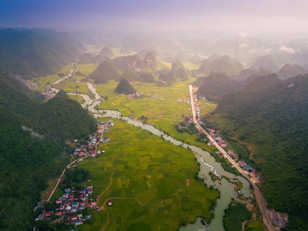 Vue aérienne de l'aube sur la montagne dans le quartier de Ngoc Con, ville de Trung Khanh, province de Cao Bang, Vietnam, avec des rizières vertes près de la cascade de Ban Gioc.