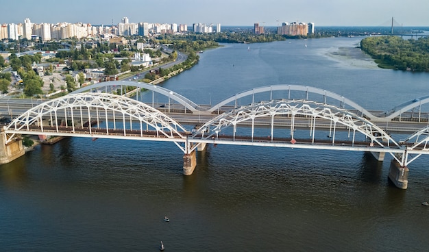 Vue aérienne de l'automobile et du chemin de fer Darnitsky bridge over Dnieper river from above, Kiev (Kiev) city skyline, Ukraine