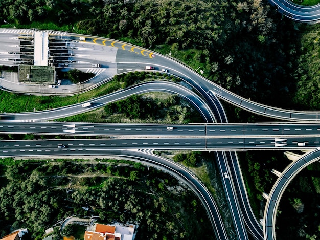 Vue aérienne de l'autoroute et de l'autoroute avec un point de péage dans l'Italie rurale