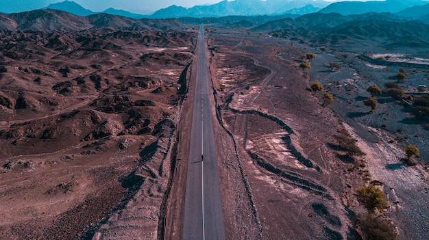 Vue aérienne d'une autoroute dans les collines des Émirats Arabes Unis