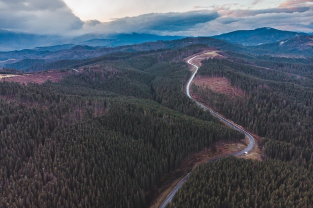 Vue aérienne de l'autoroute dans les montagnes au coucher du soleil