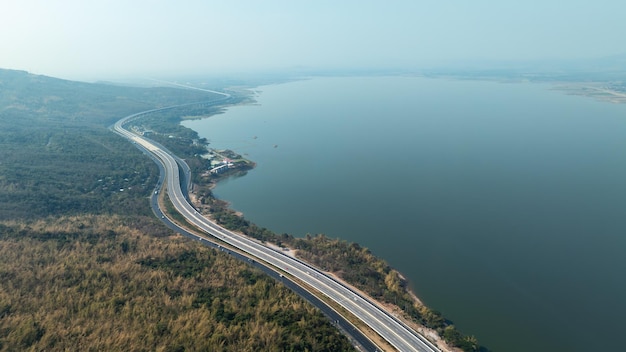 Photo vue aérienne de l'autoroute le long du barrage de lam ta khong