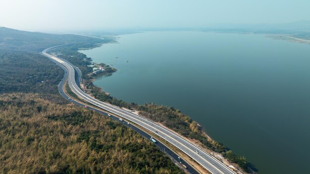 Photo vue aérienne de l'autoroute le long du barrage de lam ta khong