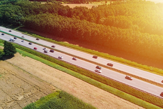 Photo vue aérienne de l'autoroute avec le trafic routier de voitures en mouvement