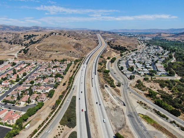Vue aérienne de l'autoroute traversant la petite ville Moorpark Ventura County en Californie