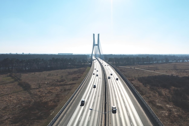 Vue aérienne de l'autoroute traversant le pont Redzinski à Wroclaw Pologne Pont avec pylônes