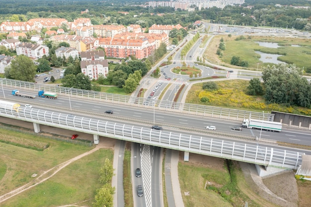 Vue aérienne de l'autoroute et de la ville de Wroclaw, Pologne