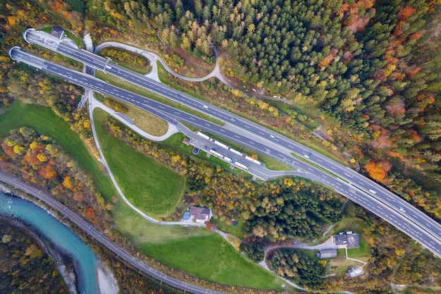 Vue aérienne, de, autoroute, vitesse, route, entre, jaune, automne, forêt, arbres, et, bleu, rivière