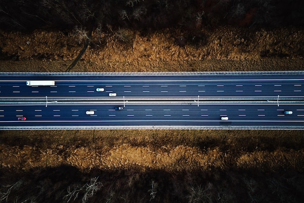 Vue aérienne de l'autoroute avec des voitures en mouvement