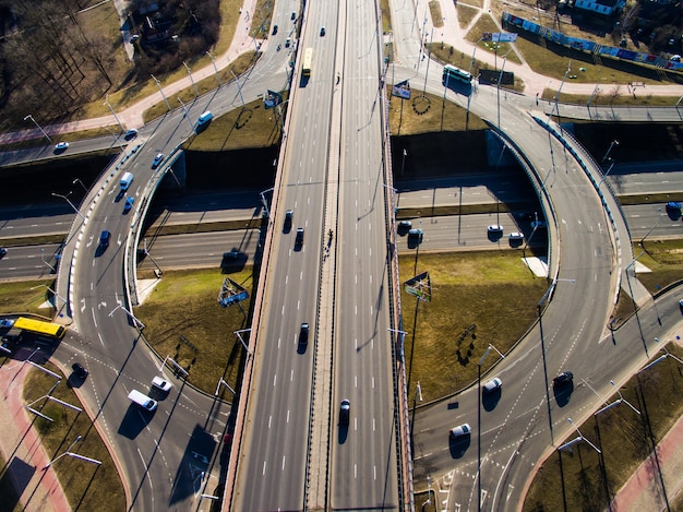 Photo vue aérienne aux carrefours de l'autoroute de la ville