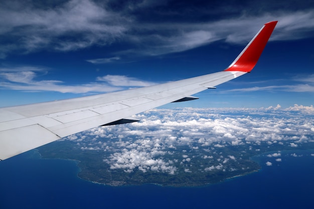 Photo vue aérienne de l'avion au-dessus de punta cana, république dominicaine