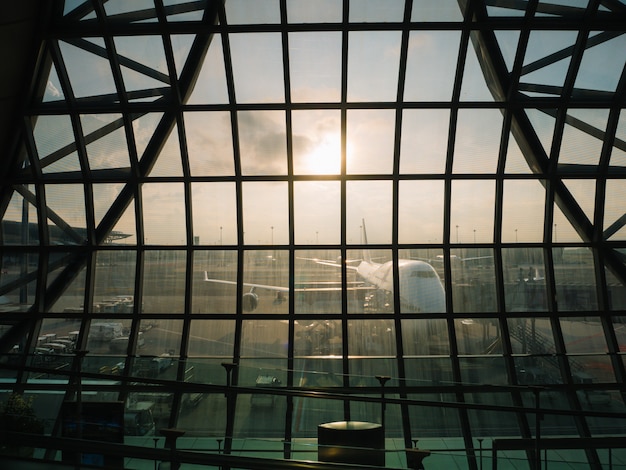 Photo vue aérienne de l'avion depuis le terminal le matin.