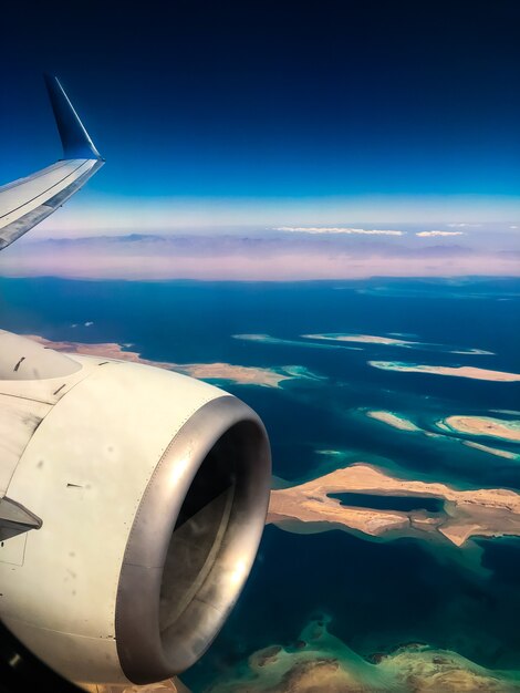 vue aérienne avion littoral îles désertiques égyptiennes. avion à turbine de la mer rouge survolant l'océan