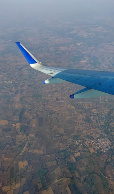 Photo vue aérienne d'un avion survolant la terre ferme