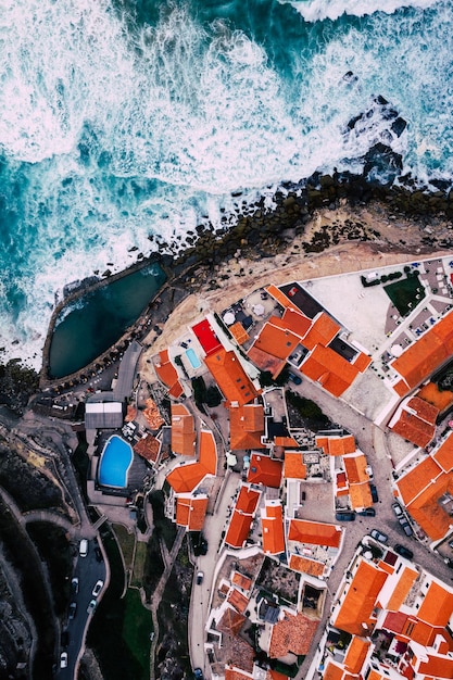 Vue aérienne d'Azenhas do mar depuis la vue de dessus du toit rouge d'une petite ville le long de la côte portugaise face à l'océan Atlantique Colares Portugal