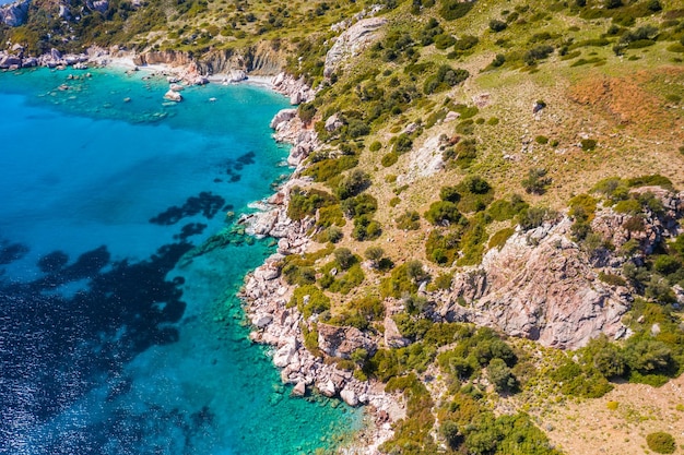 Vue aérienne de la baie Bozukkale Turquie côte rocheuse de la mer Égée