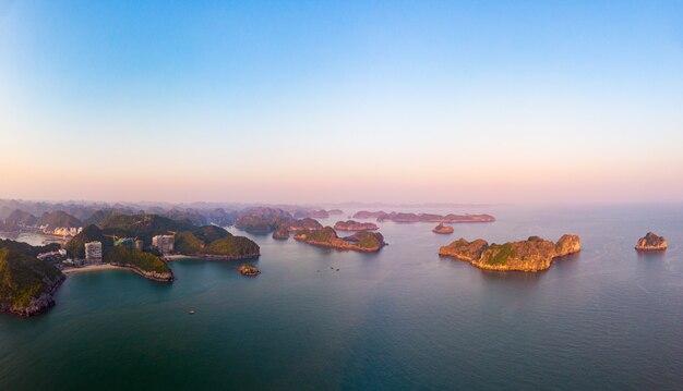 Photo vue aérienne de la baie d'ha long sur l'île de cat ba, des îles rocheuses calcaires uniques et des pics de formation karstique dans la mer, célèbre destination touristique au vietnam. ciel bleu pittoresque.