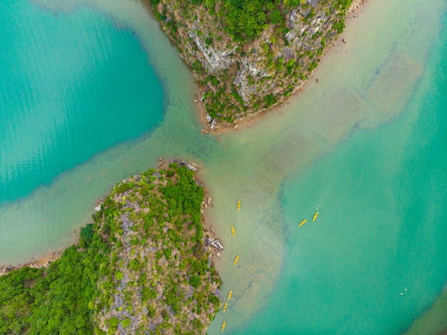 Photo vue aérienne de la baie d'ha long, îles de roche calcaire unique au vietnam