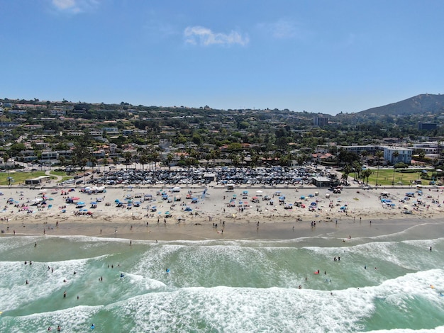 Vue aérienne de la baie de La Jolla avec de belles petites vagues et un touriste profitant de la journée à la plage