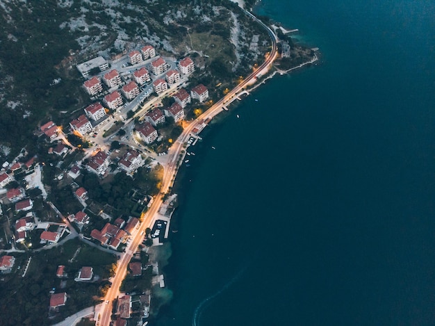 Vue aérienne de la baie de kotor le soir