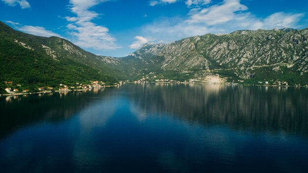 Vue aérienne de la baie de Kotor et des villages le long de la côte.