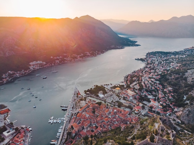 Vue aérienne de la baie de kotor avec la ville de kotor au coucher du soleil