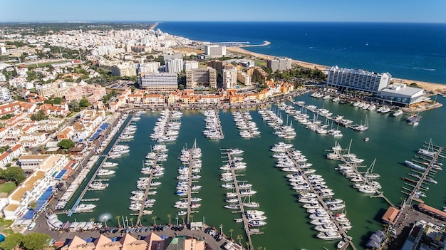 Vue aérienne de la baie de la marina, avec des yachts de luxe à Vilamoura, Algarve.
