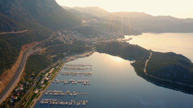 Vue aérienne de la baie de la mer avec des yachts et des bateaux garés le matin belle station balnéaire entourée