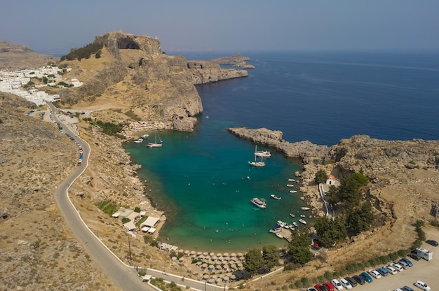 Vue aérienne de la baie de St Paul et de l'Acropole de Lindos. île de Rhodes