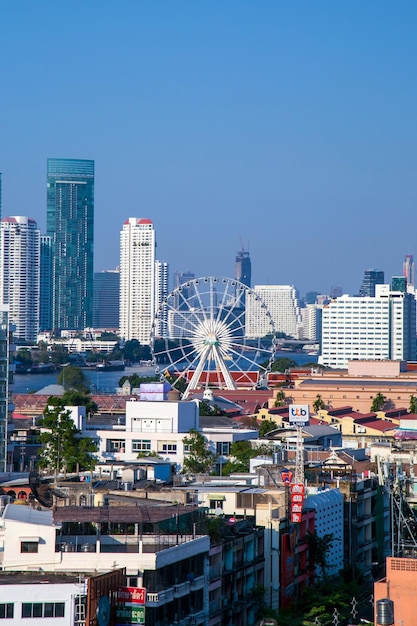 Photo vue aérienne de bangkok avec de nombreux bâtiments modernes sur la rivière chao phraya