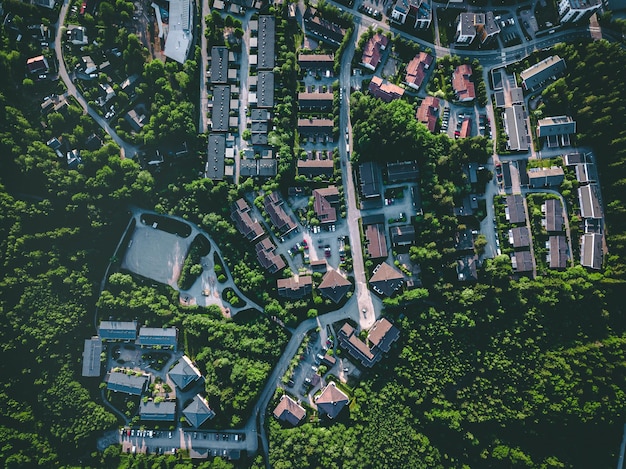 Vue aérienne de la banlieue aux maisons résidentielles d'été en Finlande