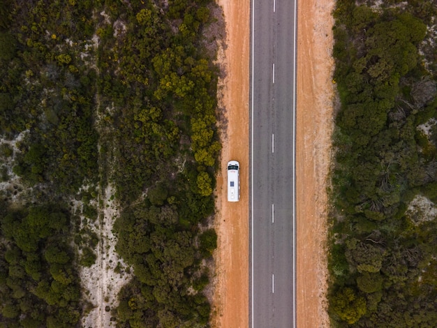 Vue aérienne en bas de la camionnette sur le côté de la route